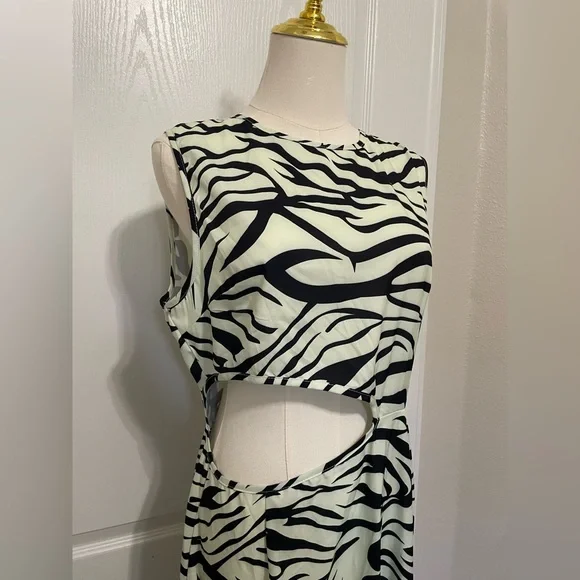 SHEIN Black and White Asymmetrical Bodycon Dress - Picture 5 of 10